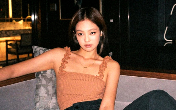 Jennie Umbar Perut dan Bahu Mulus, Fans Salfok Gambar di Background Diduga Porno