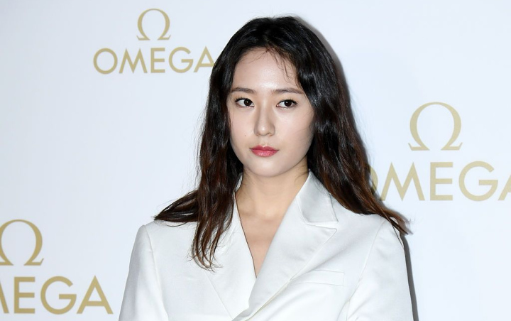 Visual Krystal di Pemotretan Terupdate Bikin Terpukau, Dipuji Super Seksi Meskipun Kenakan Baju Tertutup Visual Krystal di Pemotretan Terupdate Bikin Terpukau, Dipuji Super Seksi Meskipun Kenakan Baju Tertutup