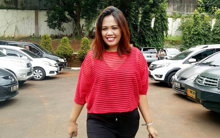 Wajah Gebetan Bule Ely Sugigi Terkuak Doyan Cium Tangan, Netter Yakin Cuma Cowok Kere Butuh Makan