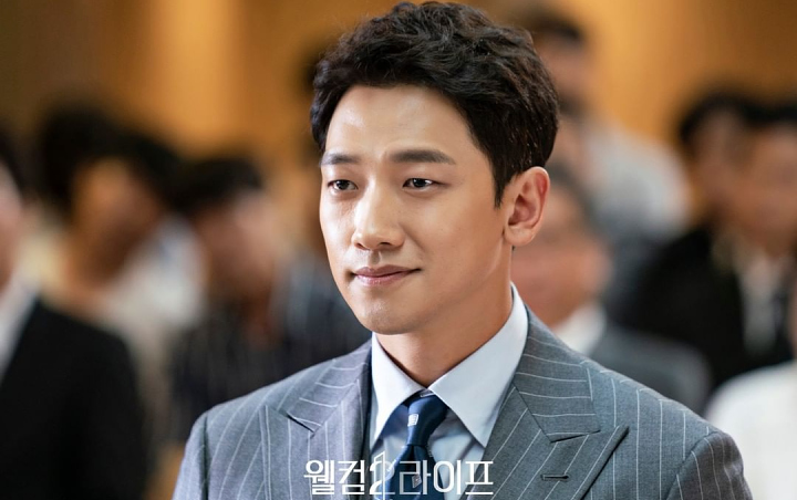 Rain Konsisten Mungil dan Menggemaskan Padahal Dijambak Dua Orang Sekalian di Foto Adegan Welcome 2 Life