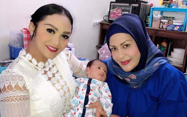 Dulunya 'Menikung', Krisdayanti dan Eks Istri Raul Lemos Kini Makin Akur Jenguk Cucu