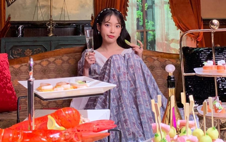 IU Pose Songong Buat Rayakan Pencapaian Instagram 'Hotel Del Luna', Netizen Malah Ngakak