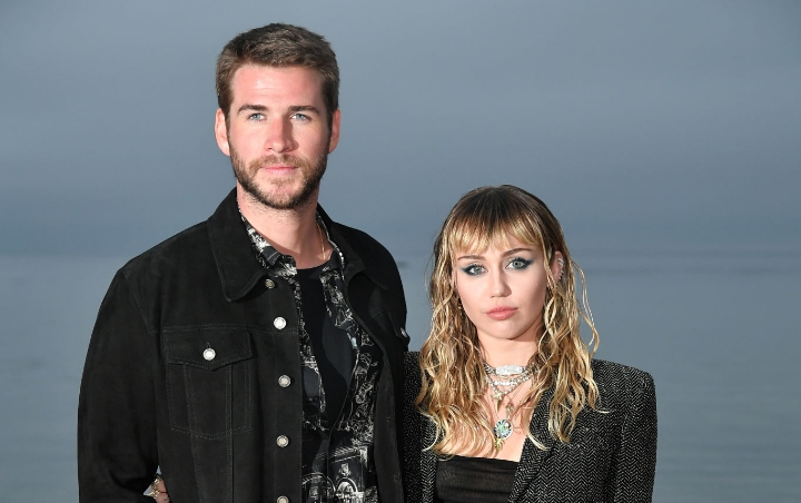 Miley Cyrus Kepergok Cium Wanita Sebelum Umumkan Pisah dari Liam Hemsworth