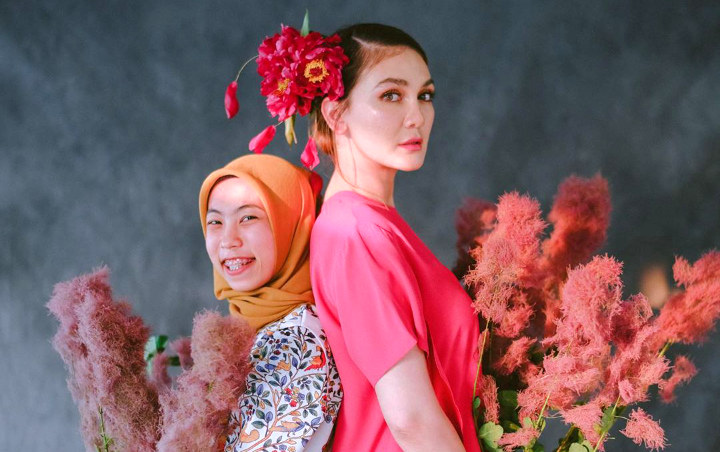 'Dusta' Reino Terkuak, Luna Maya Ramah Sholat Bareng Asisten dan Pamer Aura Cantik Sederhana