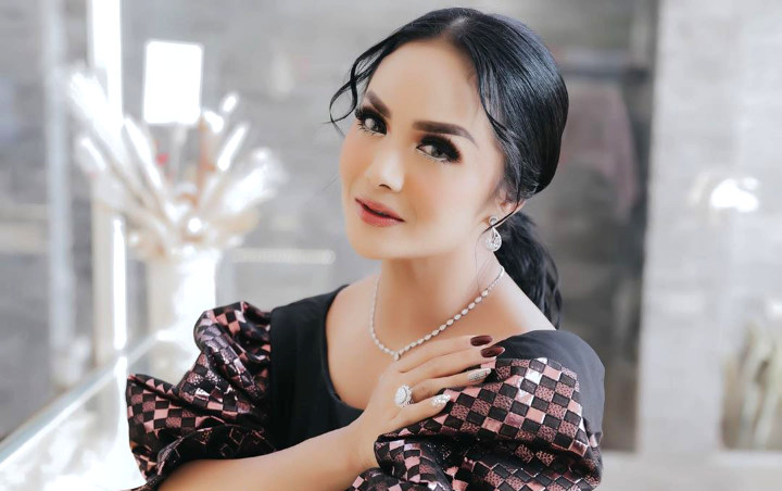 Krisdayanti 'Nenek Cantik' Pakai Dress Mini Saat Idul Adha, Riasan Medok Ibunda Aurel Disorot