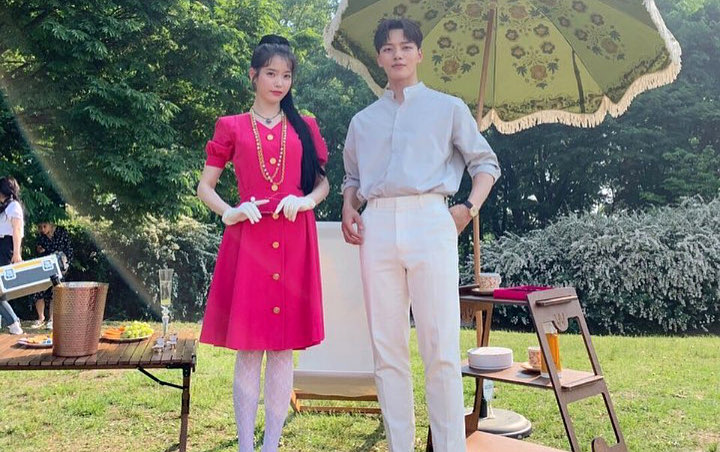 Kaki Putih Mulus IU Malah Jadi Sorotan Usai Pamer Foto Manis Bareng Yeo Jin Goo di 'Hotel Del Luna'