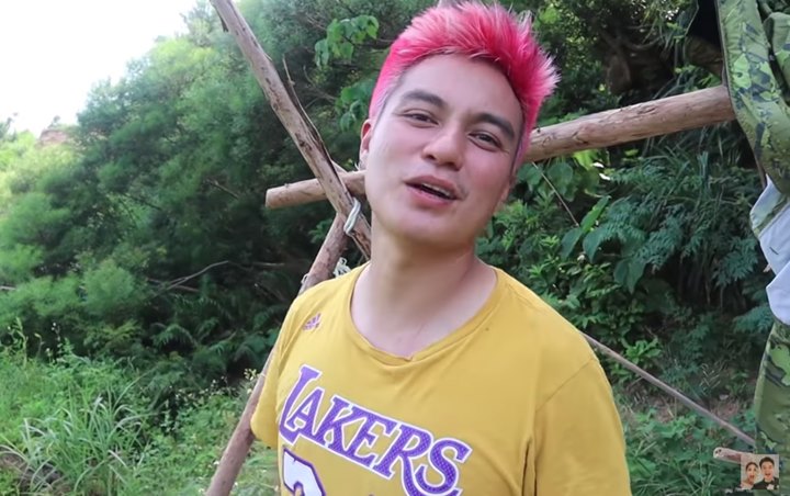 Baim Wong 'Terdampar' di Pulau Terpencil Pakai Sarung Hingga Minum Air Lewat Daun