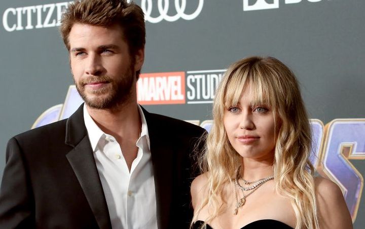 Liam Hemsworth Tak Terkejut Usai Miley Cyrus Kepergok Cium Wanita Lain