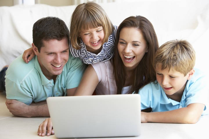 Berikan Anak Alasan dan Penjelasan Mengenai Bahaya Internet Di Luar Sana
