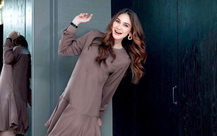 Luna Maya Kondangan Cantik Pakai Batik Mirip Ibu Mertua Syahrini, Adik Faisal Puji 'Ayu' Bikin Geger