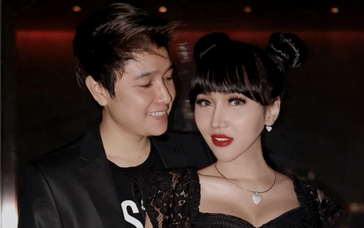 Lucinta Luna Tiduran di Salju, Pacar Gelantungan di Pohon Disorot Celana 'Rata' Ala Cewek