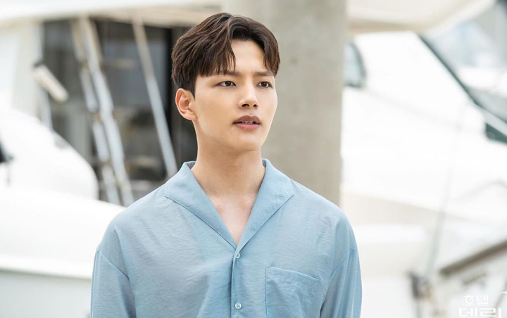 Yeo Jin Goo Cemberut Basah-Basahan di 'Hotel Del Luna', Netizen Malah Ngakak