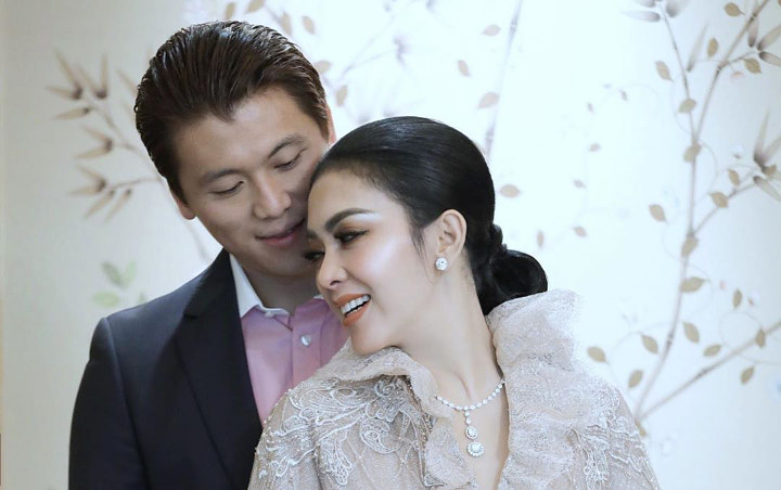 Potret Mesra Syahrini dan Reino 'Nyempil' Mojok Berdua, Fans Baper Berjamaah