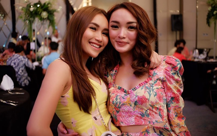 Pose Berdua, Zaskia Gotik Dipuji Lebih Berkelas Dari Ayu Ting Ting