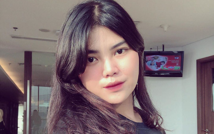 Meldi Bosan Cantik Pamer Pose 'Kebelet', Gaya Bibir Dower Jiplak Nikita Mirzani?