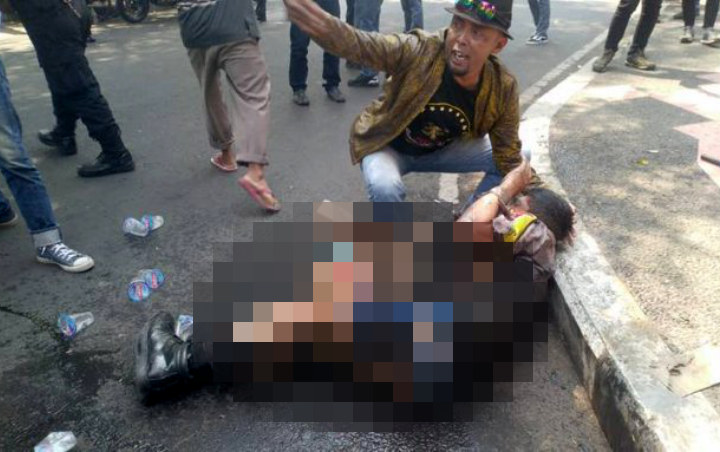 Ibu Demonstran Penyiram Bensin ke Polisi Cianjur Minta Anaknya Dihukum Ringan