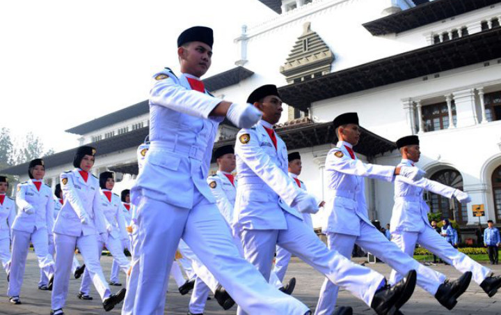 Miris, Puluhan Anggota Paskibra Menangis Lantaran Tak Diberi Seragam Saat Kibarkan Merah Putih