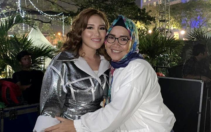 Ayu Ting Ting Dibully Pakai Baju Seksi, Umi Kalsum Semangati Putrinya Malah Diledek Sok Terzalimi