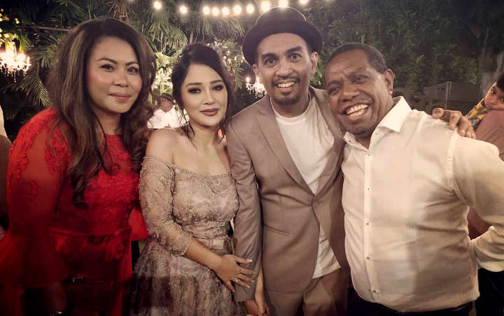 Baru Nikah, Istri Glenn Fredly 'Mengambang' Pamer Bikini Dibully Soal Aurat