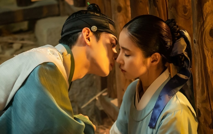 Cha Eunwoo Berusaha Cium Bibir Shin Se Kyung di 'Rookie Historian Goo Hae Ryung'