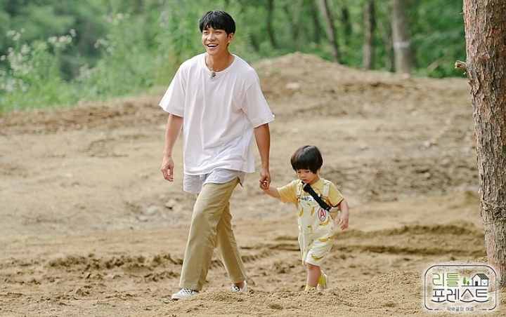 Gendong Buah, Aura Kebapakan Lee Seung Gi di Little Forest Kembali Bikin Terpukau