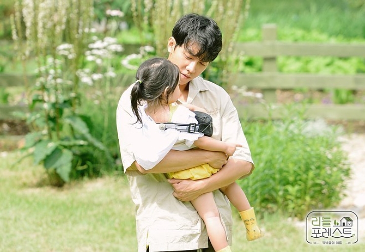 Lee Seung Gi Gendong Anak di \'Little Forest\'