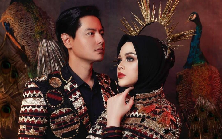 Roger Danuarta Suapi Sang Istri, Wajah Pucat Cut Meyriska Jadi Sorotan