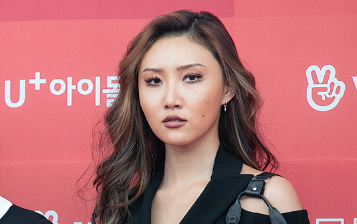 Hwasa Mamamoo Dandan Asal-Asalan di Bandara Picu Perdebatan