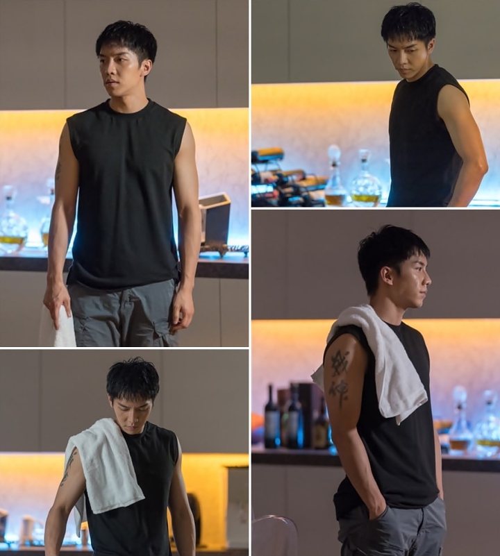 Lee Seung Gi Super Kekar dengan Lengan Bertato di Foto Adegan \'Vagabond\'