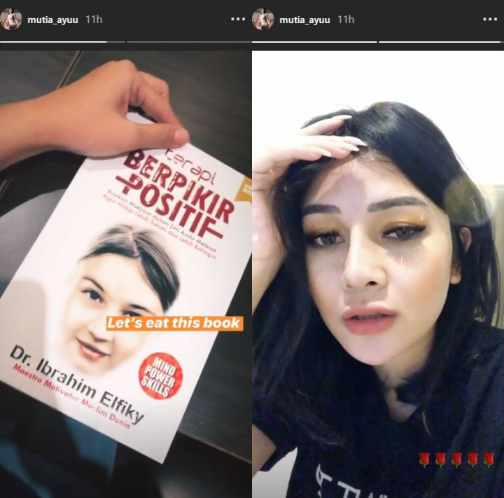 Mutia Ayu Baca Buku Terapi