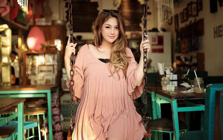 Foto Setengah Badan, Celine Evangelista Tampak Langsing Sudah Lahiran?