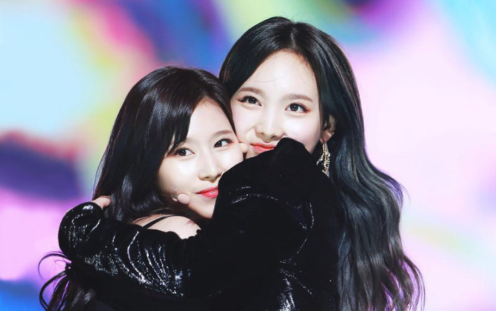 SOBA 2019: Nayeon Ketahuan Raba Bagian Tubuh Sana Ini Saat Selesai Perform, Tujuannya Bikin Terharu