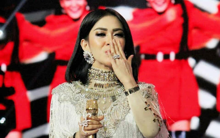 Syahrini Biasa Tenteng Tas-Sweater 1 Miliar, Harga Anting Murah Meriah Jadi Sorotan