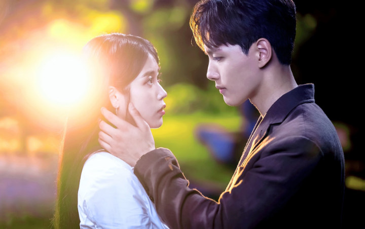 IU Dipinta Nikahi Yeo Jin Goo Berakhir Pamer Foto Mesra di Lokasi Syuting Hotel Del Luna IU Dipinta Nikahi Yeo Jin Goo Berakhir Pamer Foto Mesra di Lokasi Syuting Hotel Del Luna