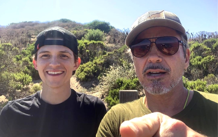 Tom Holland Unfollow Sony dan Unggah Foto Bareng Tony Stark Usai Spider-Man Keluar dari MCU