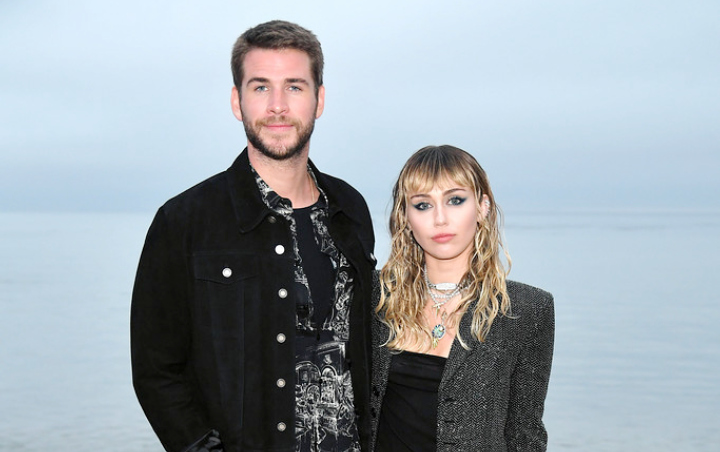 Miley Cyrus Akui Akan Tetap Cinta Liam Hemsworth Meski Bercerai