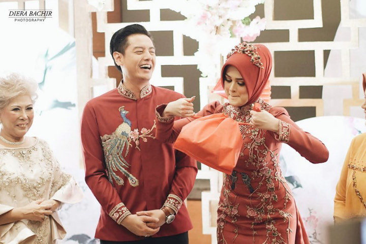 Cut Meyriska dan Roger Danuarta Tampil Kompak Serba Merah