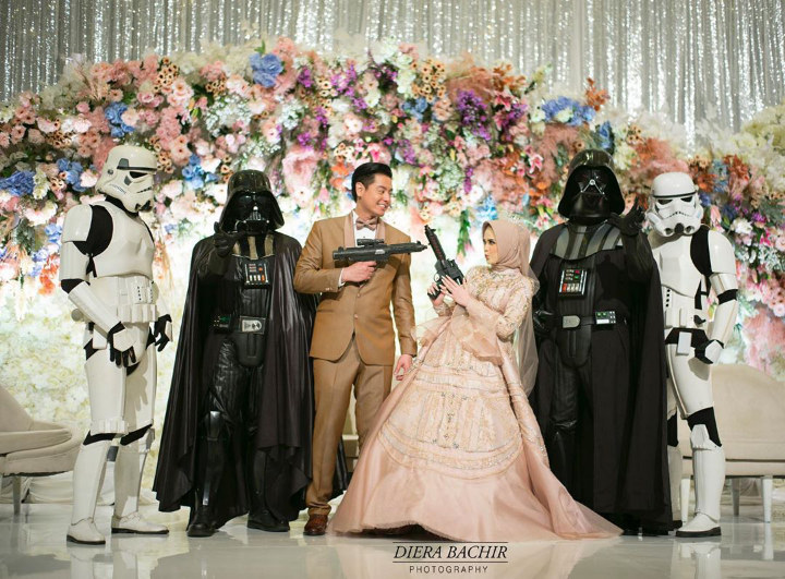Pose Kece Bareng Darth Vader dan Stormtrooper di Depan Pelaminan