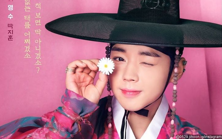 Park Jihoon Super Ceria dan Mungil di Foto Adegan Flower Crew: Joseon Marriage Agency Park Jihoon Super Ceria dan Mungil di Foto Adegan Flower Crew: Joseon Marriage Agency