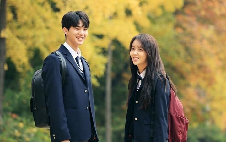 Chemistry Dipuji, Song Kang Akui Tak Repotkan Kim So Hyun di Lokasi Syuting Love Alarm Chemistry Dipuji, Song Kang Akui Tak Repotkan Kim So Hyun di Lokasi Syuting Love Alarm