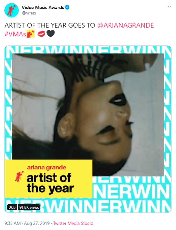 Ariana Grande Raih Penghargaan Artist of the Year