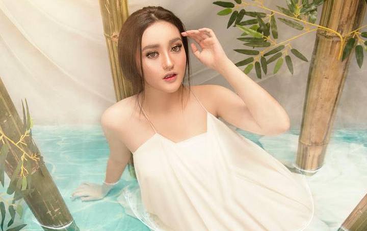Pemotretan Ala Gadis Korea, Aksi Ranty Maria Pakai Hanbok Dijinjing Sebelah Bikin Hati Bergejolak