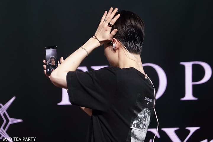 Sehun EXO Betulkan Rambut Pakai Ponsel Penggemar 1