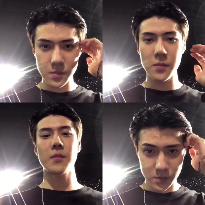 Sehun EXO Betulkan Rambut Pakai Ponsel Penggemar 2