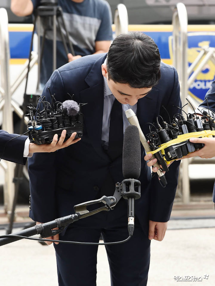 Penampilan Seungri Saat Penuhi Panggilan Investigasi, Membungkuk Sambil Minta Maaf