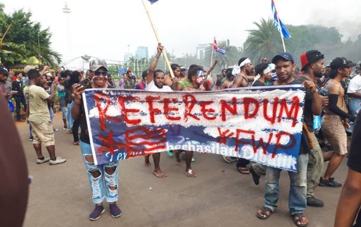 Papua Tuntut Referendum, Bendera Bintang Kejora Berkibar di Seberang Istana