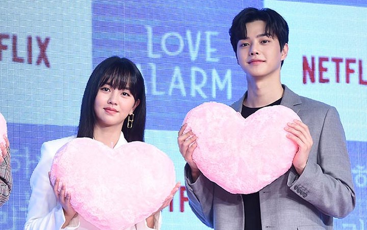 Kim So Hyun dan Song Kang Curhat Rasanya Syuting Ciuman Hot di 'Love Alarm'