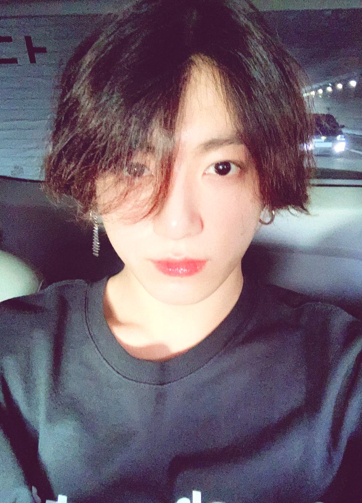 Jungkook BTS Makin Gondrong di Selfie Baru Gegerkan ARMY Sedunia
