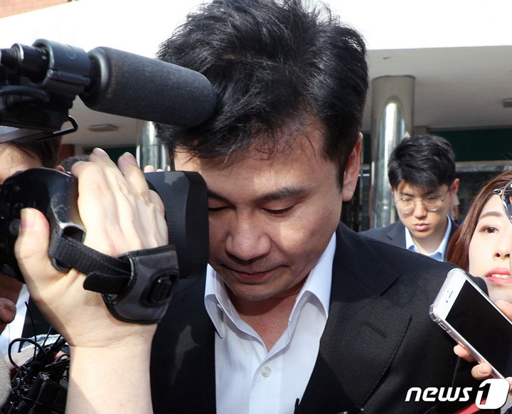 Kepala Yang Hyun Suk Kepentok Kamera Wartawan Malah Jadi Bahan Tertawaan