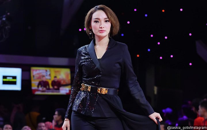 96 Koleksi Model Baju Batik Zaskia Gotik Terbaik